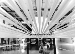 近日，由江蘇連云港中復神鷹碳纖維有限公司自主研發(fā)的千噸級高強型、高強中模型干噴濕紡高性能碳纖維關(guān)鍵技術(shù)及產(chǎn)業(yè)化項目通過中國工程院專家鑒定，這標志著干噴濕紡技術(shù)在我國獲得重大突破，將大幅提升國產(chǎn)高性能碳纖維的競爭力和附加值。圖為7月8日，工人在該公司碳纖維生產(chǎn)線上工作。